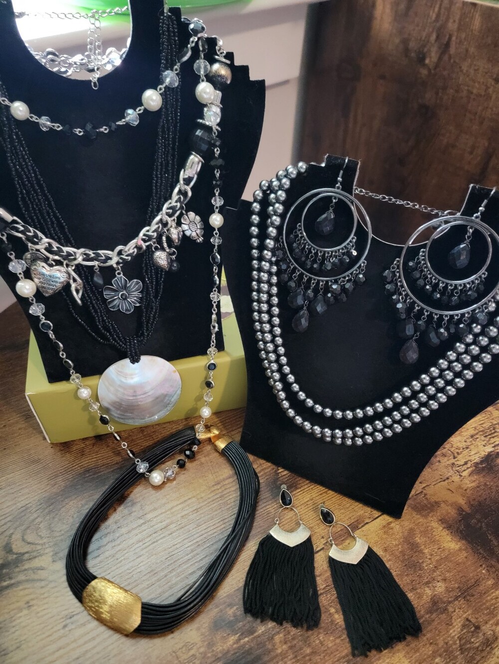 Mixed lot of jewelry bundle